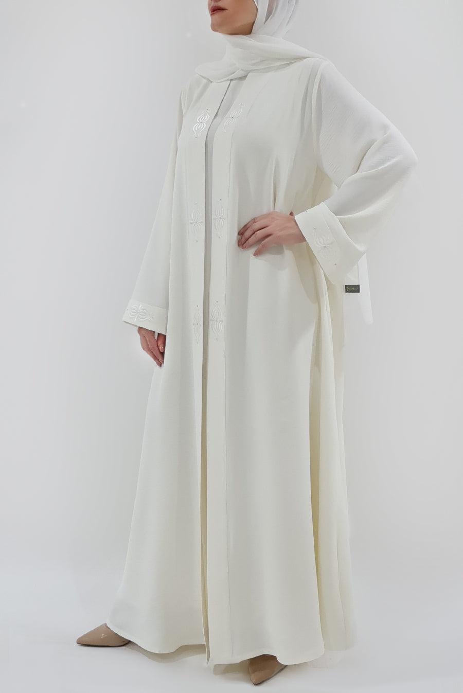 classy white plain abaya - thowby - best abayas in the UAE