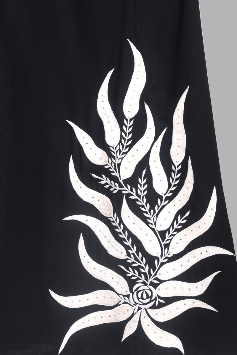 Black and white embroidery abaya - thowby - best abayas in the UAE