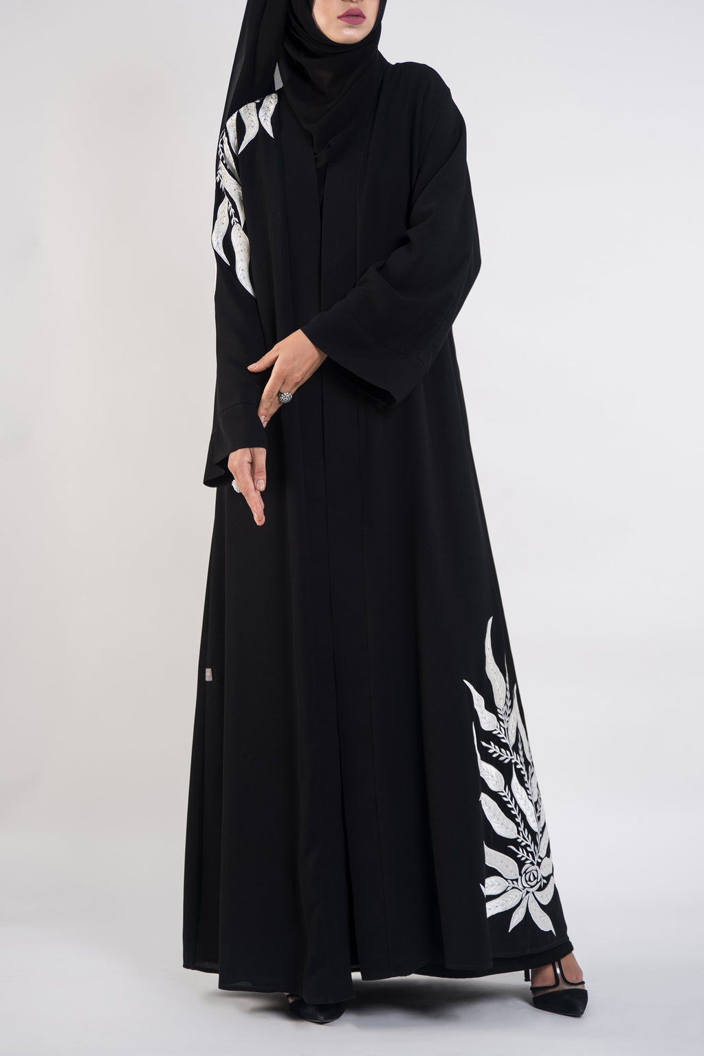 Black and white embroidery abaya - thowby - best abayas in the UAE